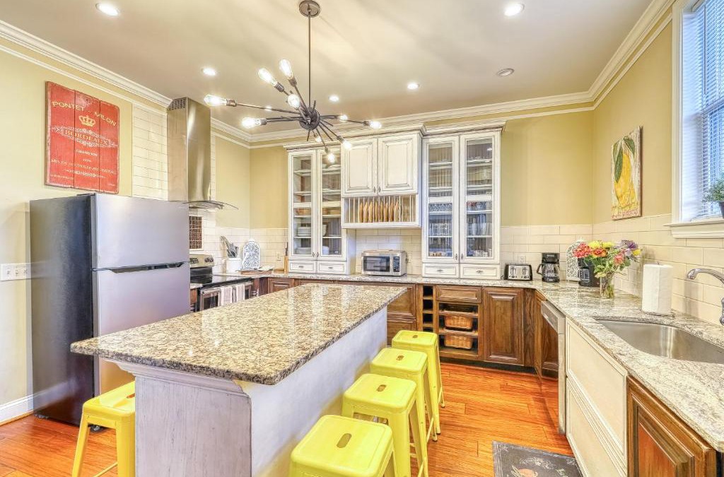 Old West Broad Neighborhood House | Savannah Lez Frederick: Premier