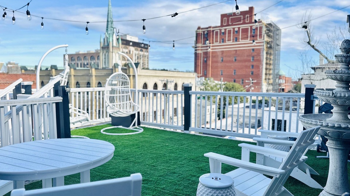 Historic Downtown Savannah Condo | Savannah Peach Penthouse with PRIVATE Stunning Rooftop Views & FREE Golf Cart