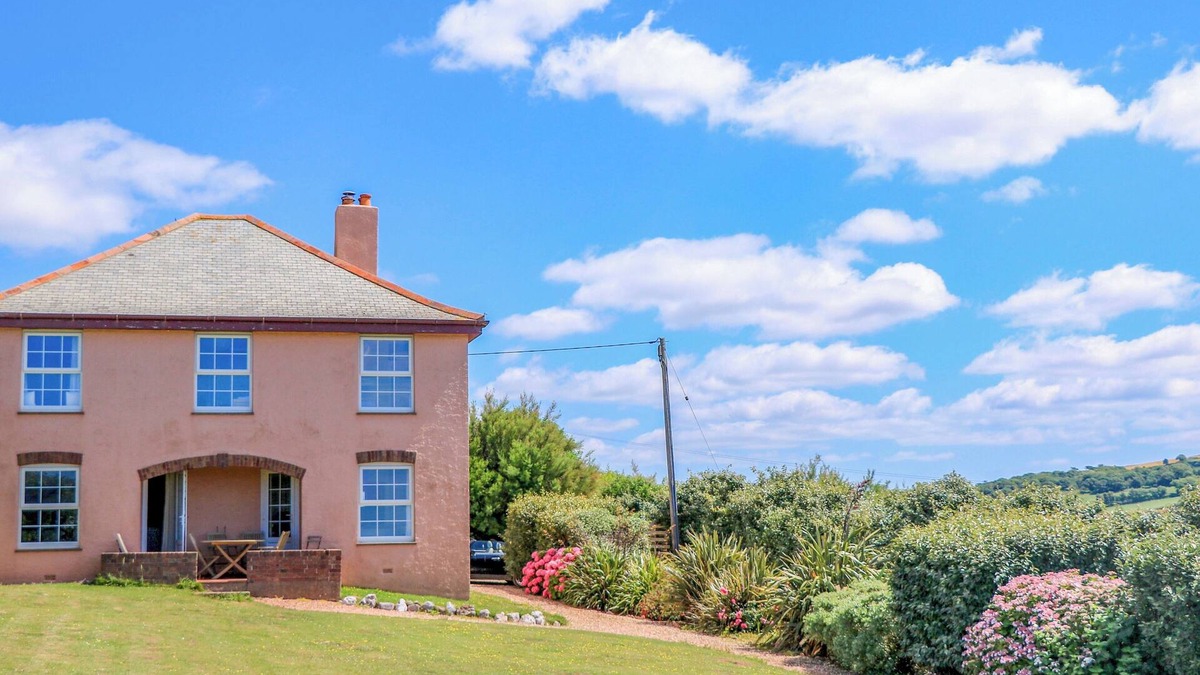 Thurlestone Cottage | SAVERNAKE, pet friendly, with a garden in Thurlestone