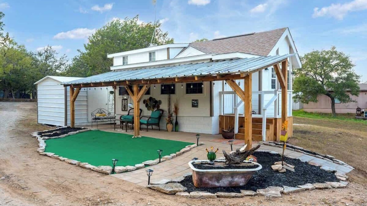 Fredericksburg House | Sawmill Cottage: Hot-Tub 10 Min to Downtown!