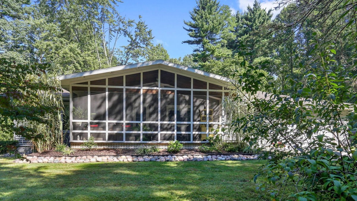 Shorewood-Tower Hills-Harbert Cottage | Sawyer Home close to the Warren Dunes with a screened in porch, and heated pool!