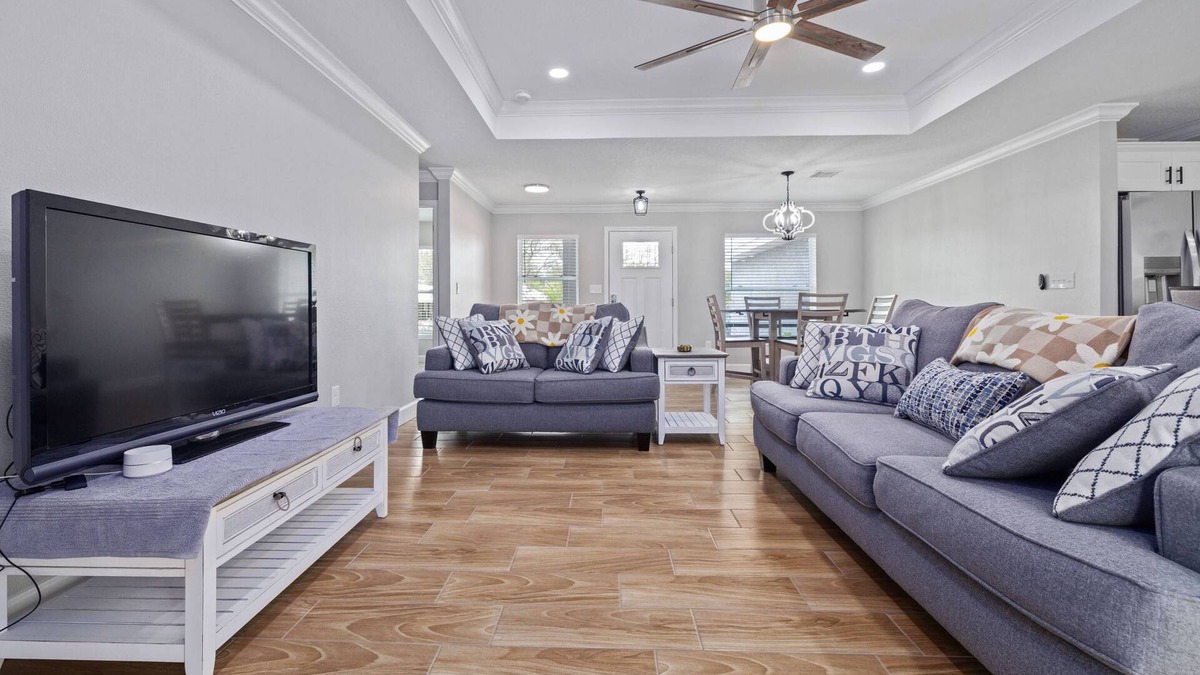 Avis Oaks House | Scallop Season Brand-New Coastal Retreat – Near Weeki Wachee, Pine Island Beach & Top Attractions!