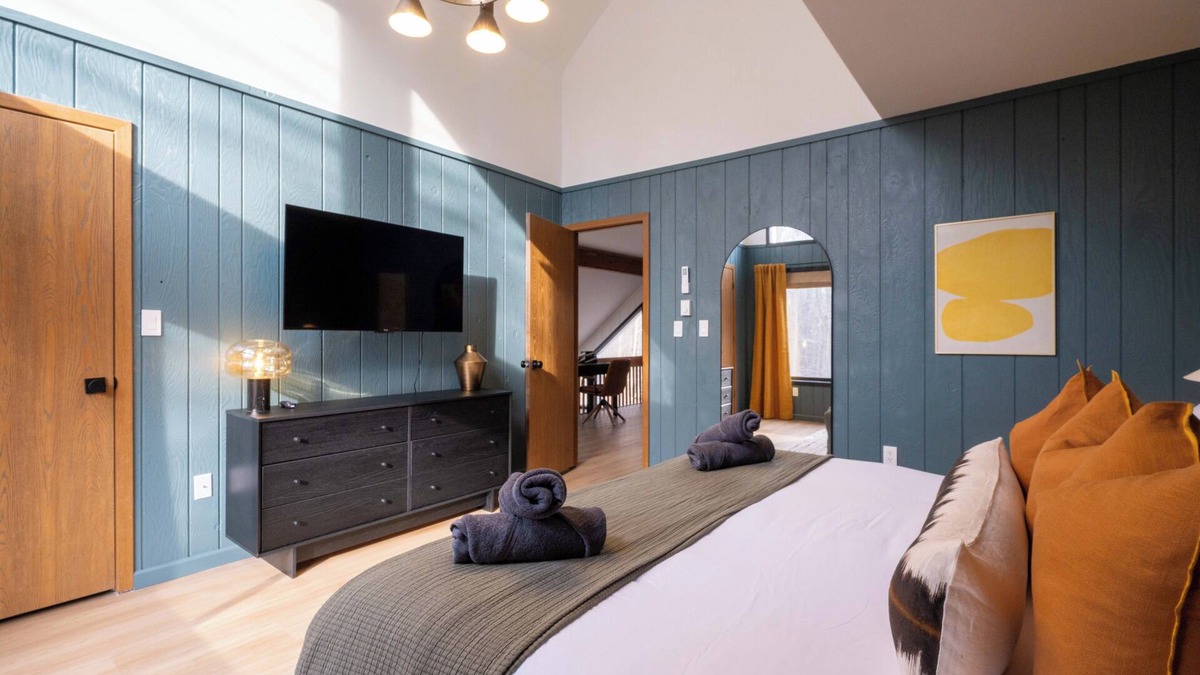 Gouldsboro House | Scandi Bliss: Fall Foliage Getaway – Lake Access, Firepit Nights & Game Room Fun