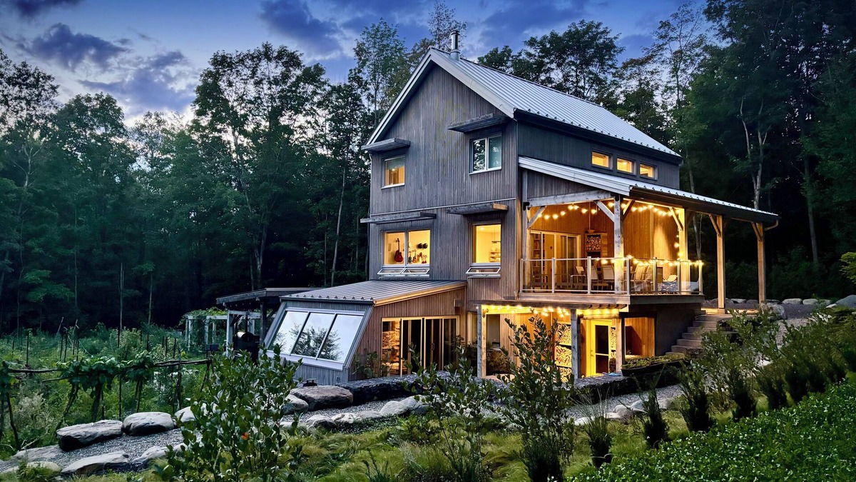 Shefford House | Scandinavian 2-Storey Chalet at the Foot of Mt. Shefford, Scandinavian 2-Storey Chalet at the Foot o