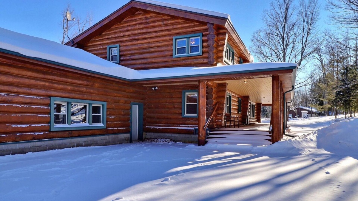 Fifield House | Scandinavian hand-scribed full log home on 31 acres and a quiet lake and trails