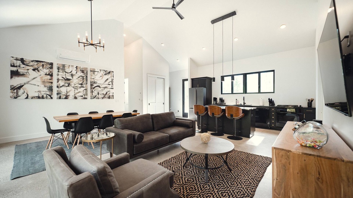 Mayfield House | 🇸🇪 Scandinavian Haus – Modern Boardman Riverfront | Game Room | Pet-Friendly | Near TC