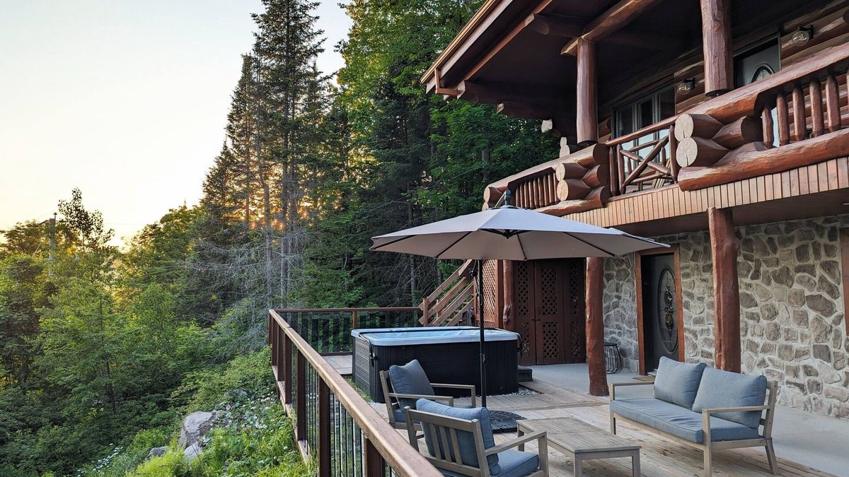 Saint-Faustin-Lac-Carre Ski Chalet | Scandinavian Log House – Golf, Spa & Sunny Summer Lake Getaway