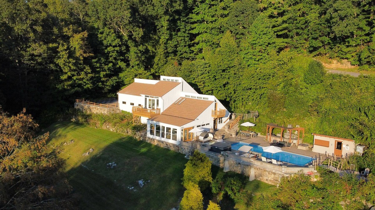 Brewster House | Scandinavian Peaceful Oasis, Mountain View, hot tub
