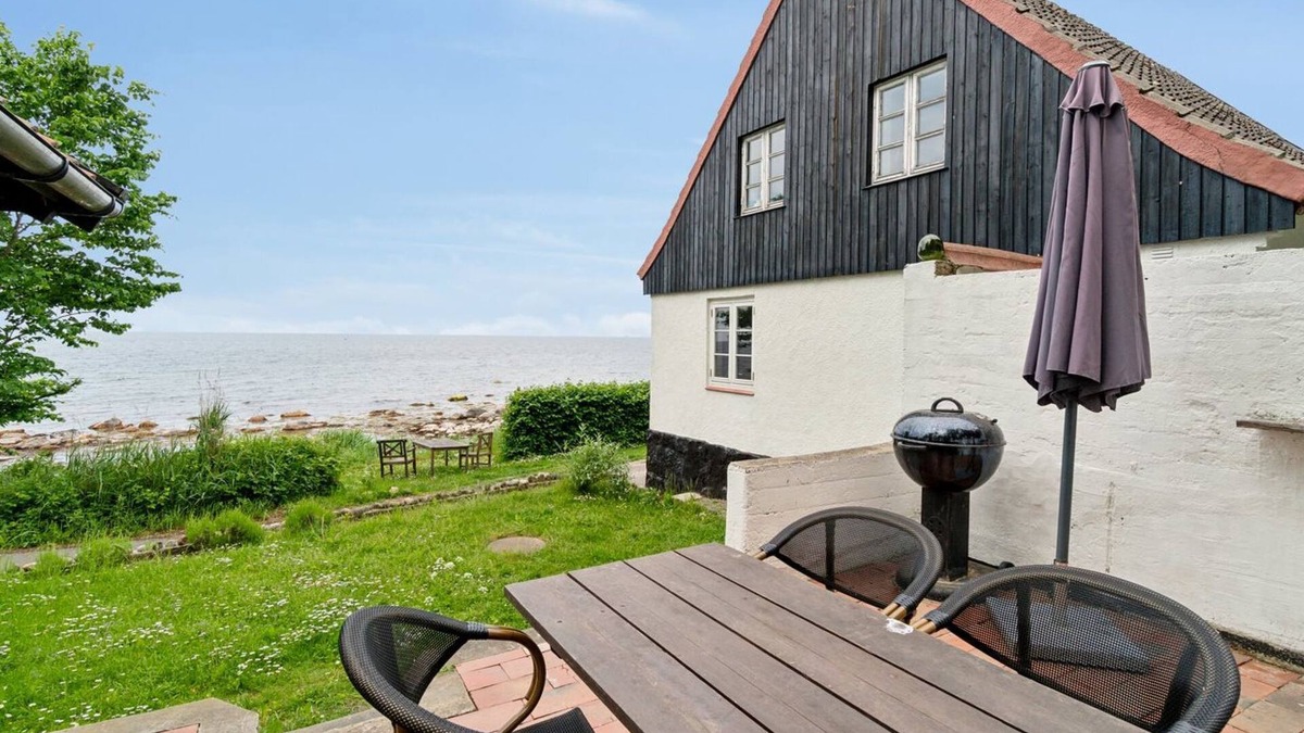Hasle House | "Scarlet" - 5m from the sea by Interhome