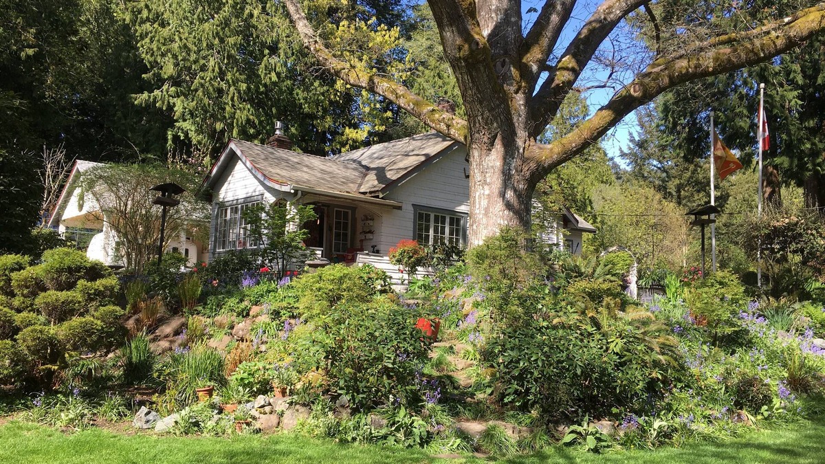 Sooke House | Scarlet Oak: Ground level suite in a heritage country home and garden.