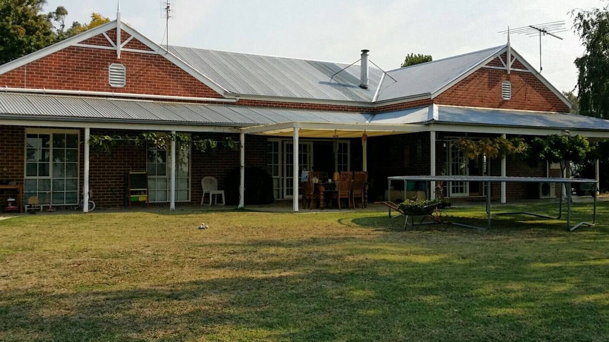 Yinnar South House | SCARLET OAK HOMESTEAD RURAL RETREAT ACCOMMODATION