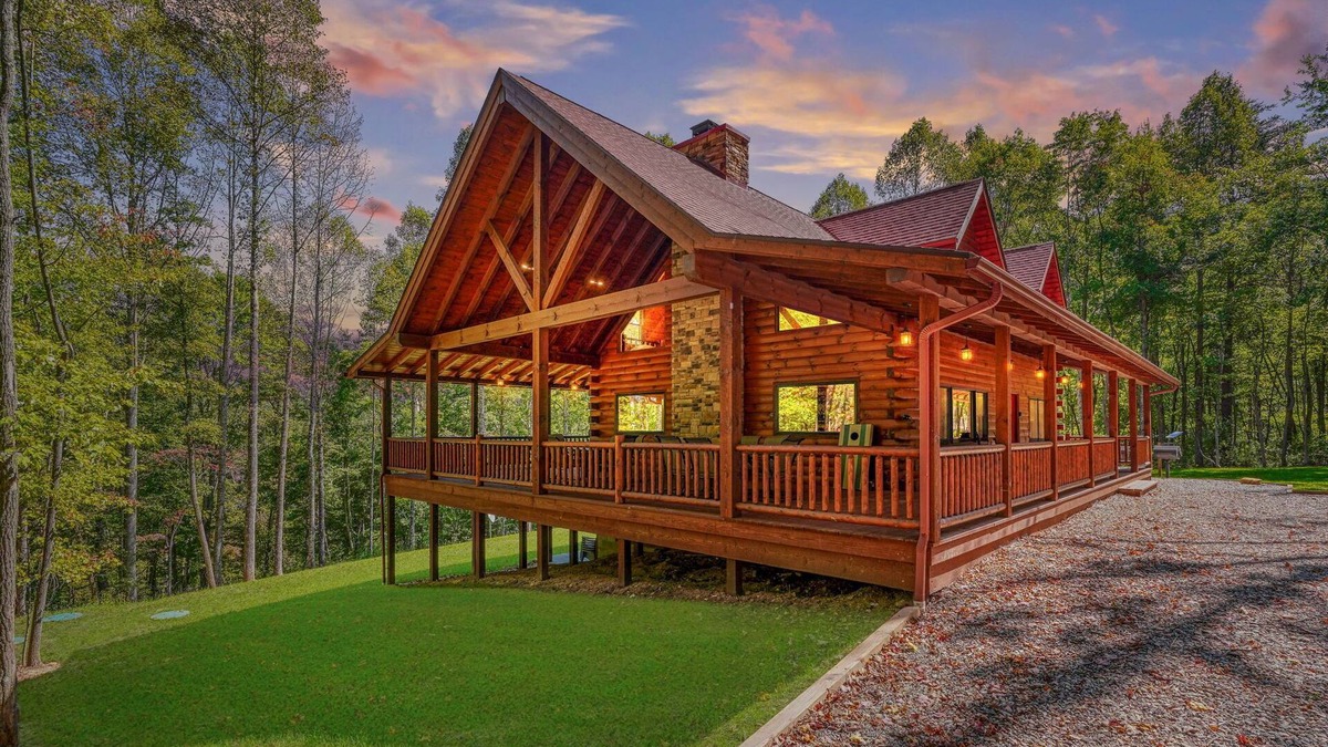 Logan Cabin | Scarlet Ridge - 6BR/3BA - walking distance to Old Man's Cave