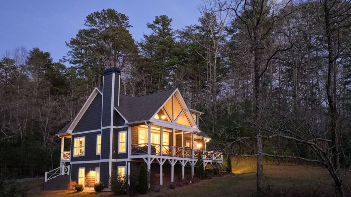 Tiger House | Scenic 4BR|3BA Contemporary Lake Burton Home