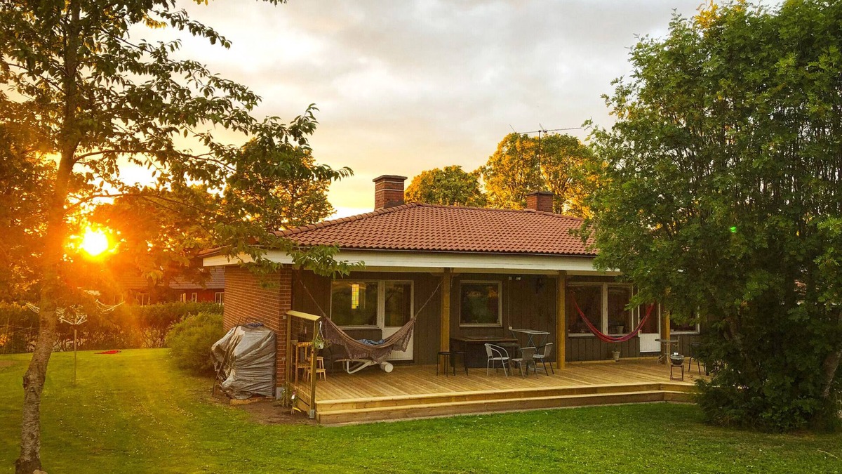 Varnhem House | Scenic accommodation in well-equipped villa with lake view | SE08047