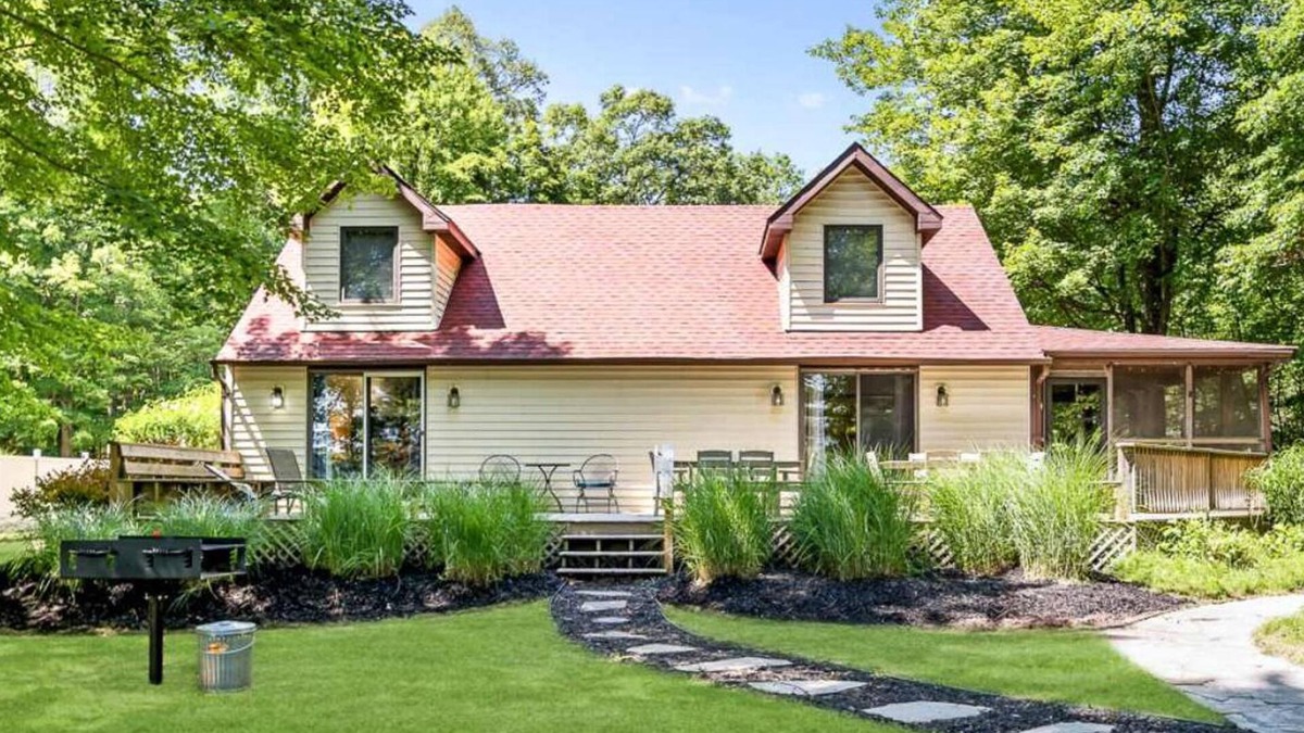 Kendall House | Scenic and Stunning Lakefront Home with Large Yard