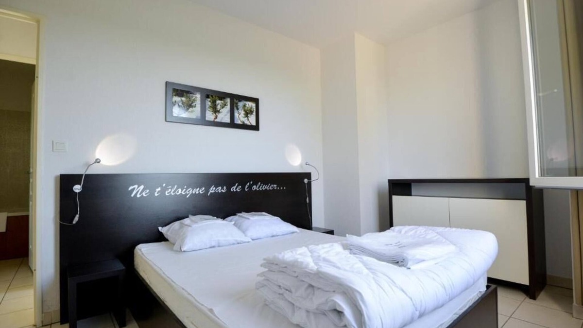 Azille Hotel | Scenic Apartments with On-site Pool and BBQ Area | Near Lac de Jouarres
