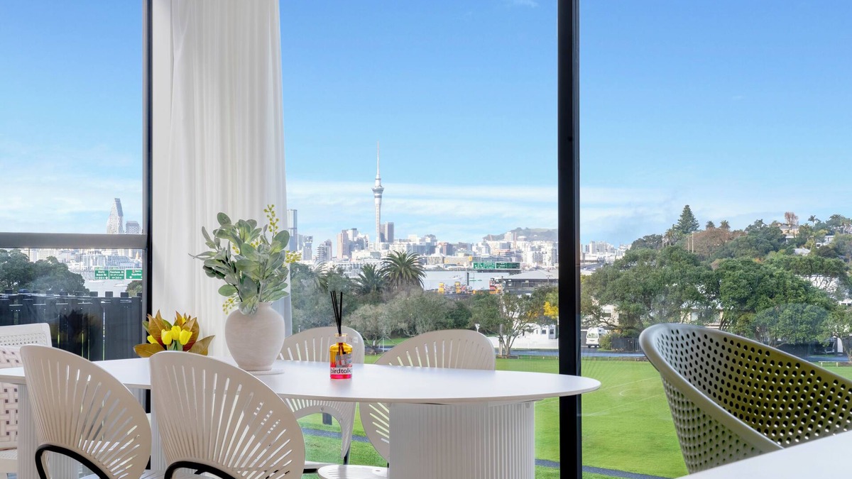 Northcote House | Scenic City Views close to Auckland CBD!
