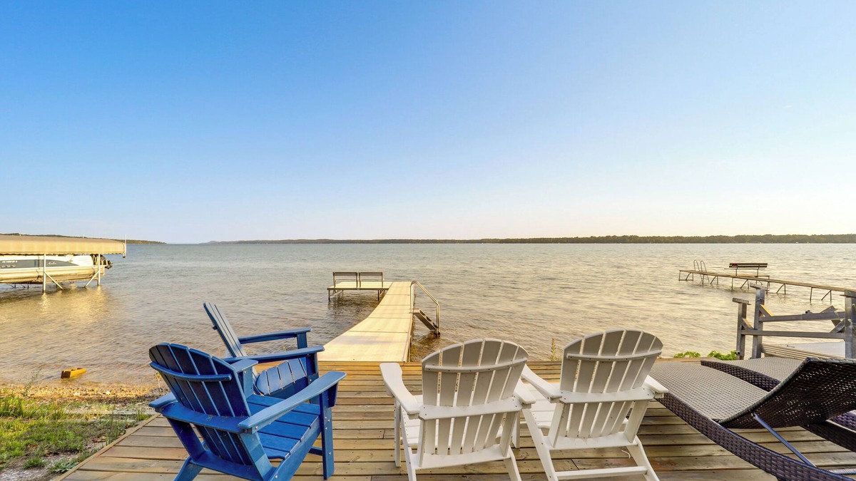 Central Lake Cottage | Scenic Cottage w/Private Dock on Torch Lake