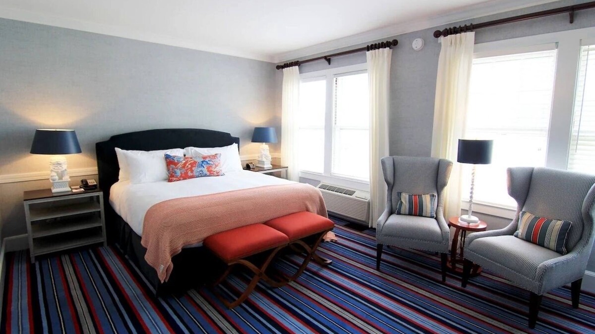 Kennebunkport Hotel | Scenic Downtown Retreat w/Complimentary Breakfast | Near Kennebunk Beach