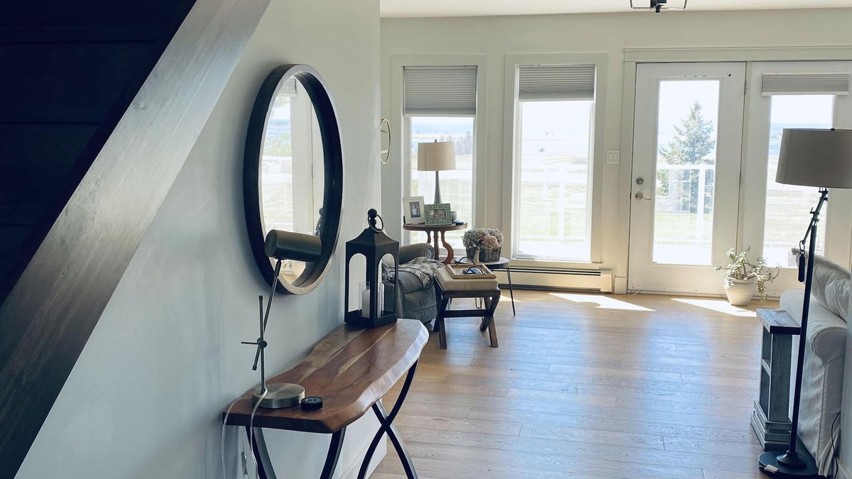 Hampton House | Scenic Getaway - beautiful views, quiet location close to local restaurants!