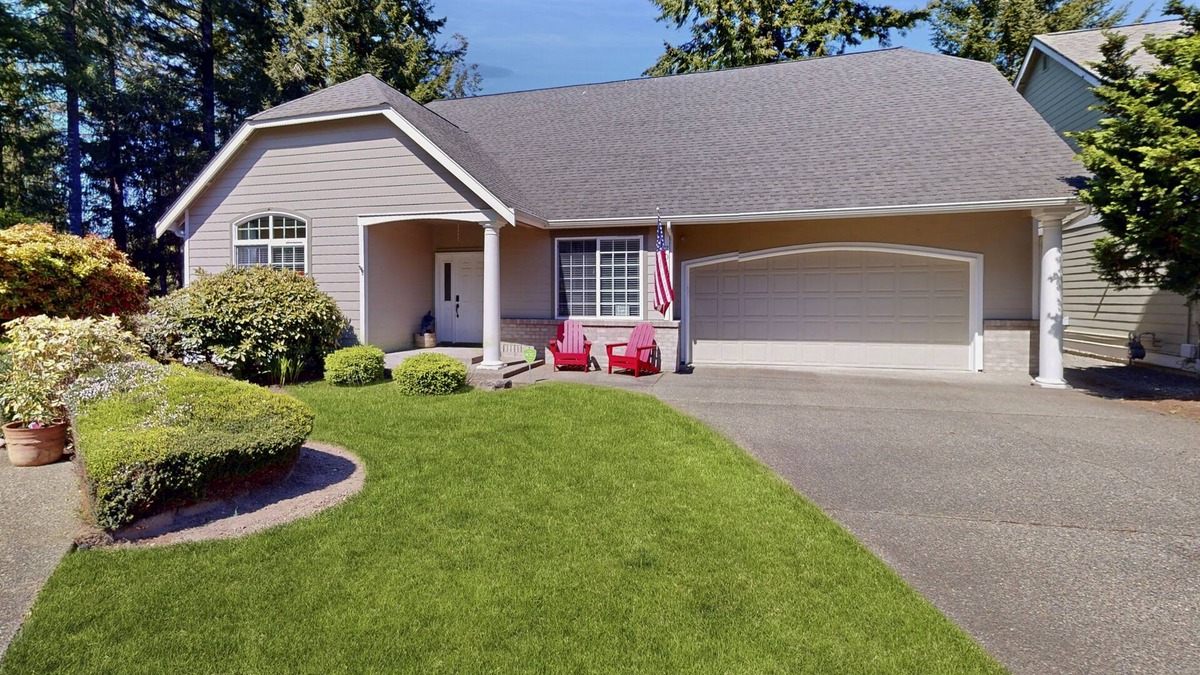 Port Orchard House | Scenic Golf Course Retreat in McCormick Woods – A Golfer’s Paradise