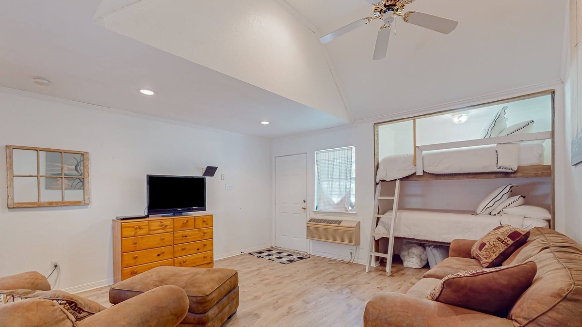 Valley Mills House | Scenic guest home with private hot tub, nature trails, basketball court, & W/D