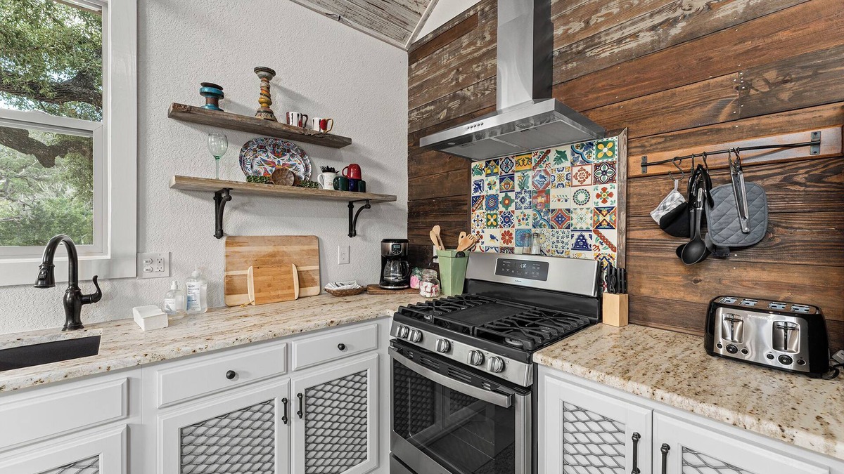 Comfort House | Scenic Hillside Cottage with Firepit & Observation Deck