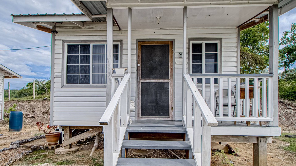 Georgeville Cabin | Scenic hilltop studio with shared plunge pool, kitchenette, AC, & WiFi