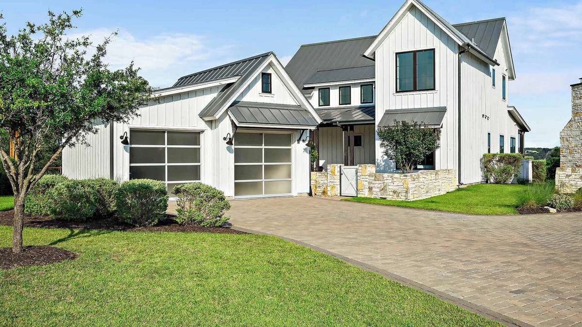 Spicewood House | Scenic Lake Travis Farmhouse | Pickleball | BBQ