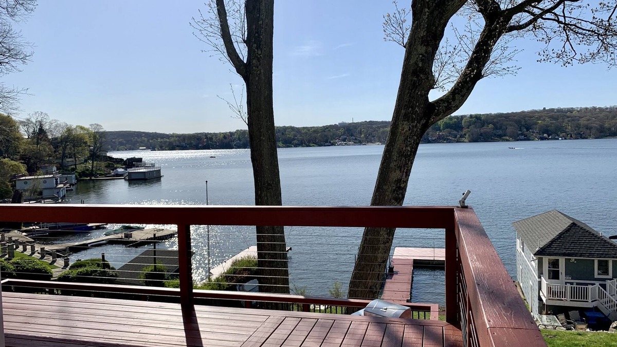 Hopatcong House | Scenic lakeside 4-bedroom house with sauna/hottub!
