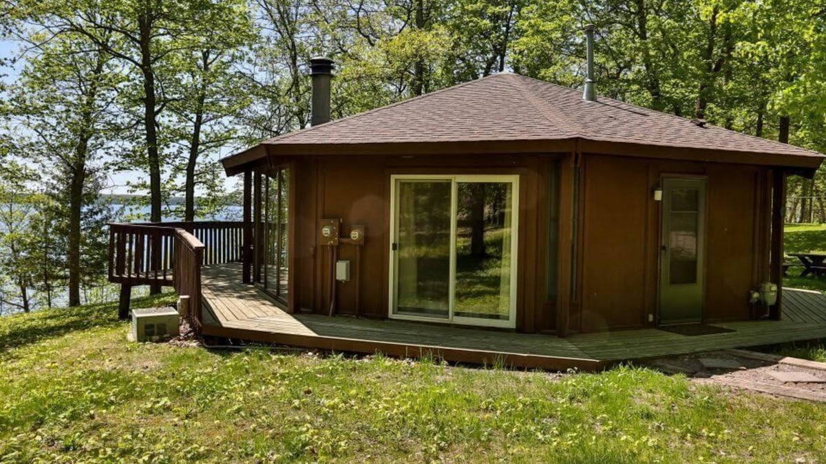 Puposky Cabin | Scenic Lakeside Octagon - Lake Views & Rustic Wood Stove