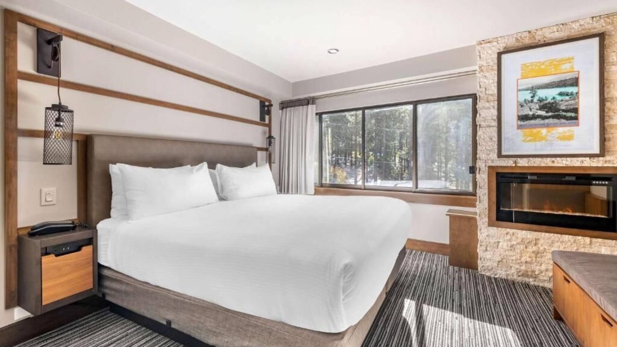 South Lake Tahoe Hotel | Scenic Lakeview Retreat: Heated Pool, Rooftop Tennis, Free Parking