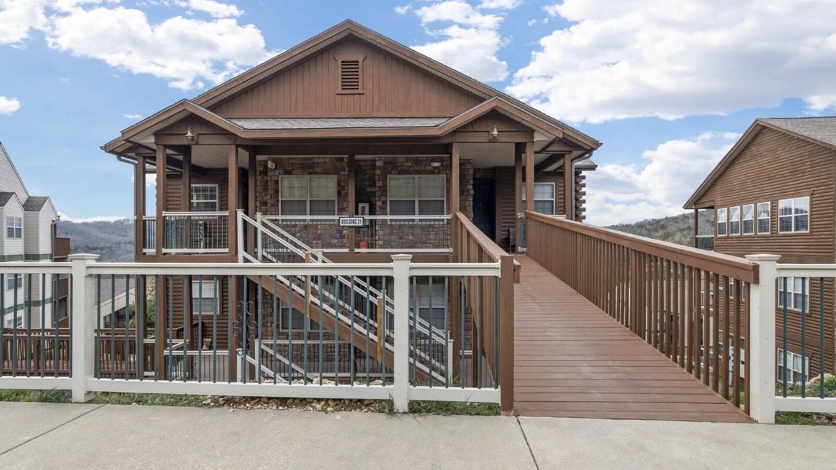 Indian Point Cabin | Scenic Mountain Log Cabin by Silver Dollar City & Table Rock Lake!