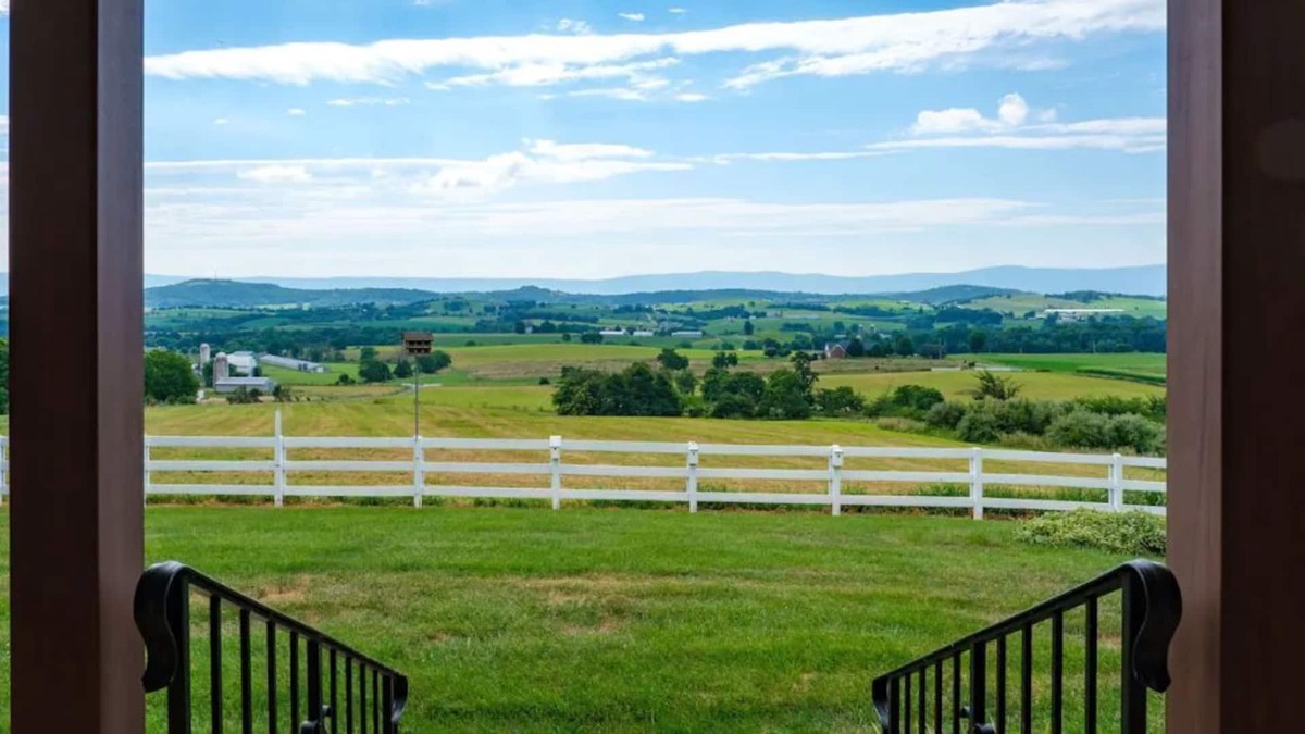 Broadway House | Scenic mountain view 3 BR house on farm with pool