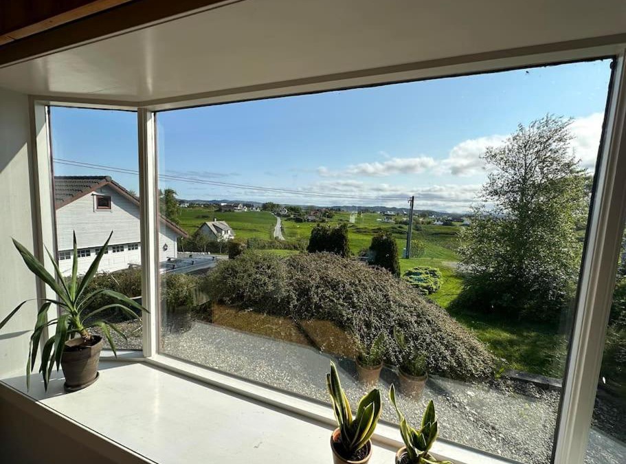 Karmoy House | Scenic Norwegian Getaway - Cozy Home w Garden & All-Day Sun
