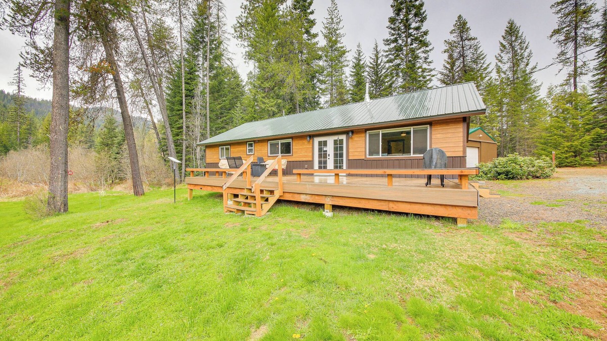 Priest River House | Scenic Priest Lake Vacation Rental: Deck + Views!