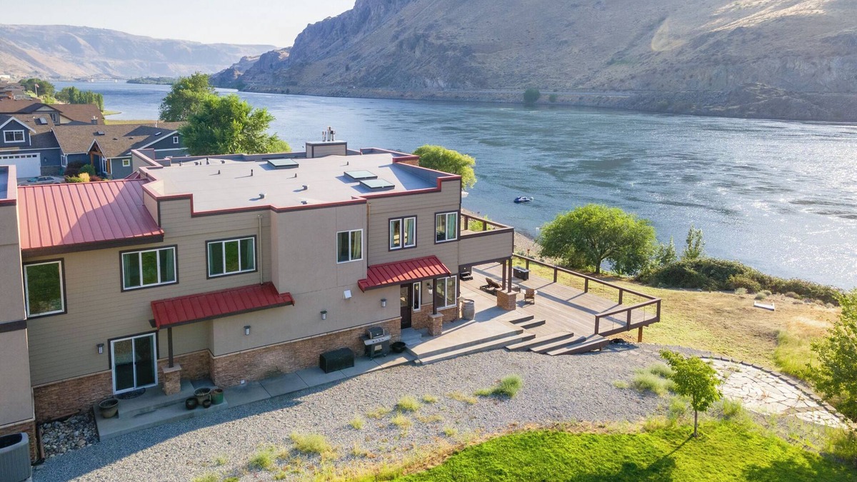 Orondo House | Scenic Riverfront Escape Near Chelan | Sleeps 16 + Hot Tub