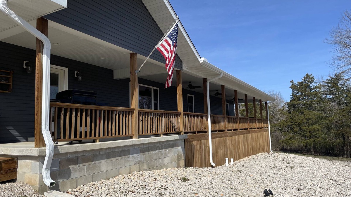 Eminence House | Scenic Riverways Retreat + Bunkhouse – Perfect for Families & Groups