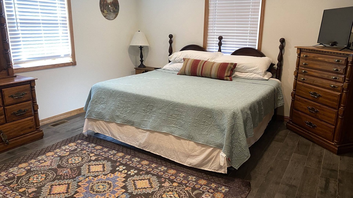 Eminence House | Scenic Riverways Retreat - Perfect for Families and Groups