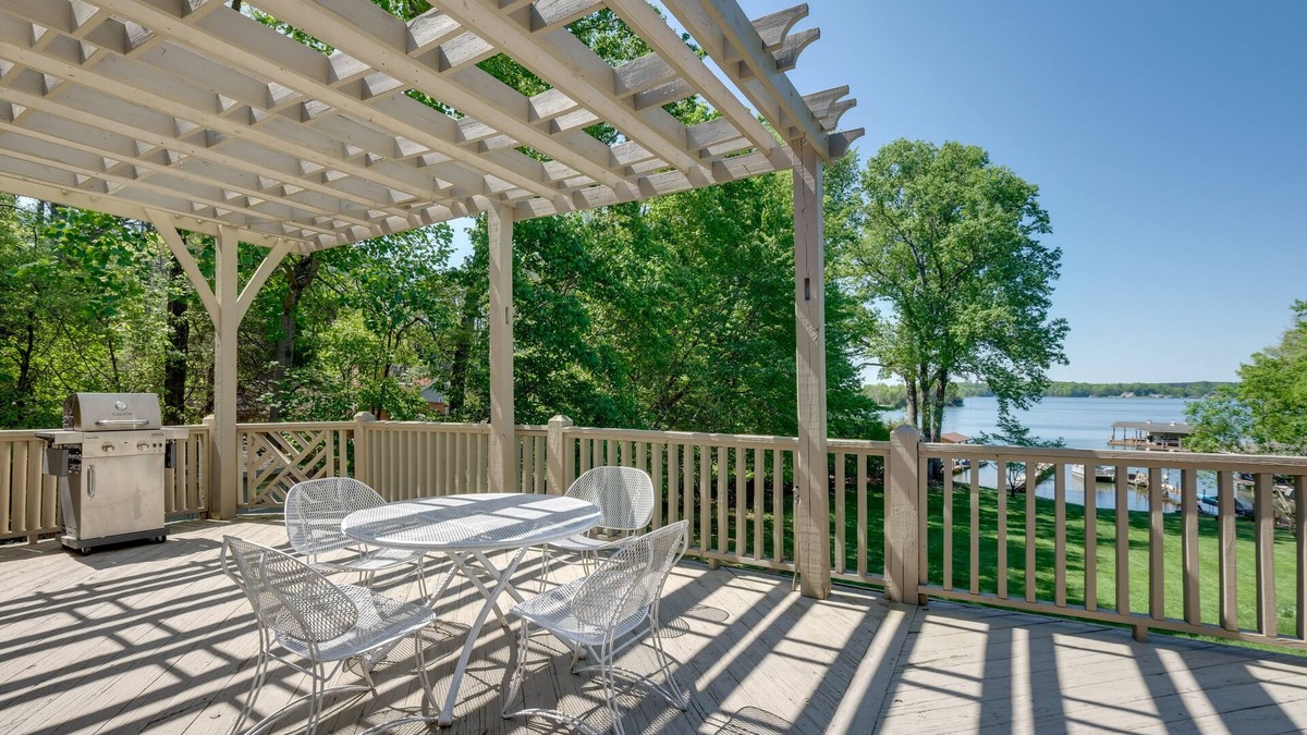 Huddleston House | Scenic Smith Mountain Lake Getaway w/Deck + Dock!