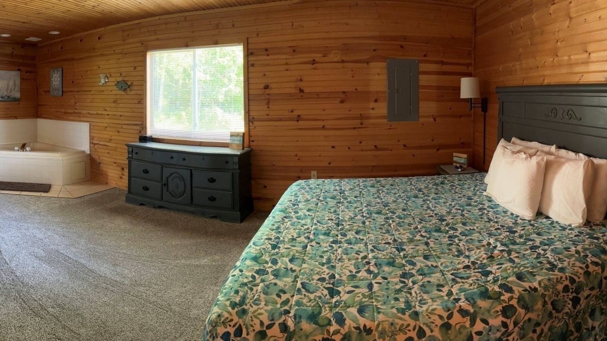 Alger House | Scenic Stay | Indoor Pool, Rowboats & Relaxing Nature Views