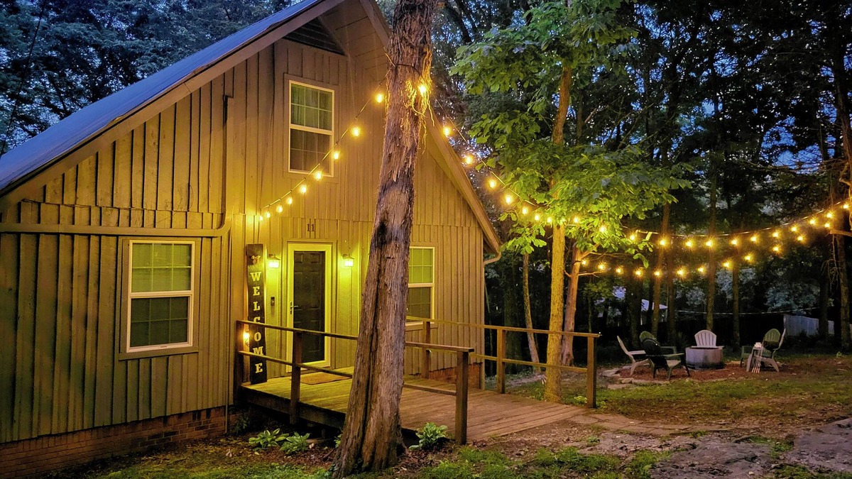 Carthage Cottage | Scenic Views, king bed, Quiet Retreat, Projector Room with 2 Canine Friends