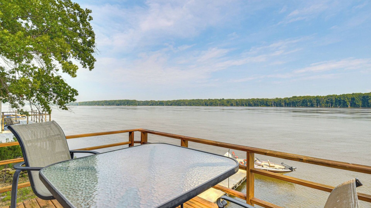 Fulton Cabin | Scenic Views & Yard: Mississippi River Retreat!