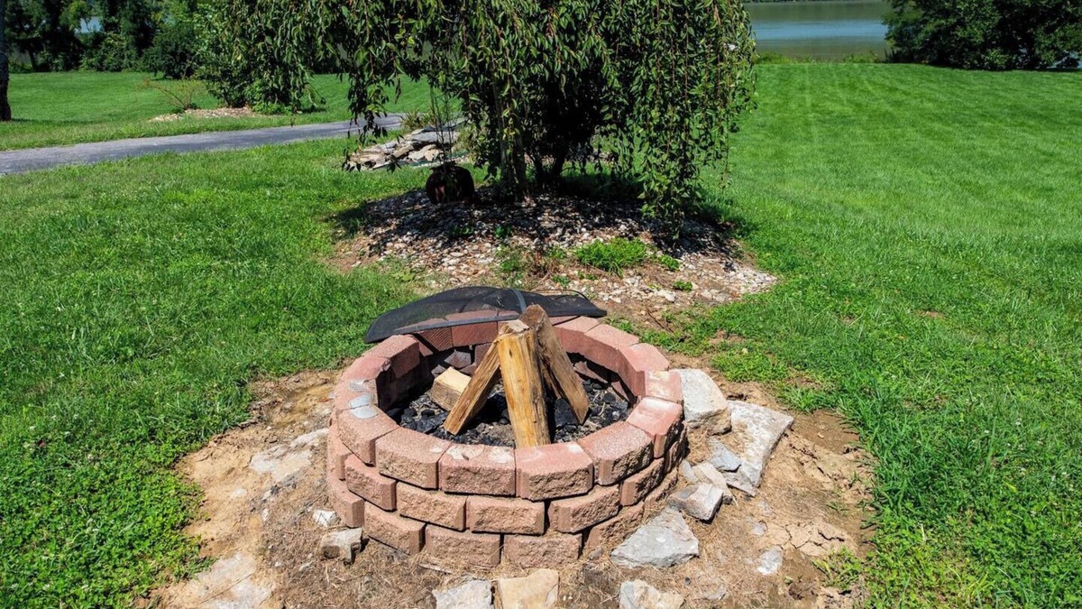 Warsaw Cottage | Scenic Waterfront Oasis: Pet-friendly : Near ARK
