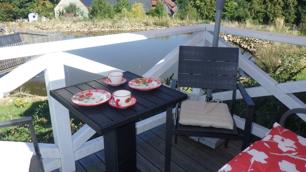 Niederfrohna House | Schäferwagen "rote Lotte" in Alleinlage am Teich