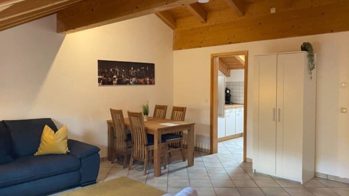 Holzkirchen Apartment | Schöne Ferienwohnung "hubertus" im Dachgeschoss