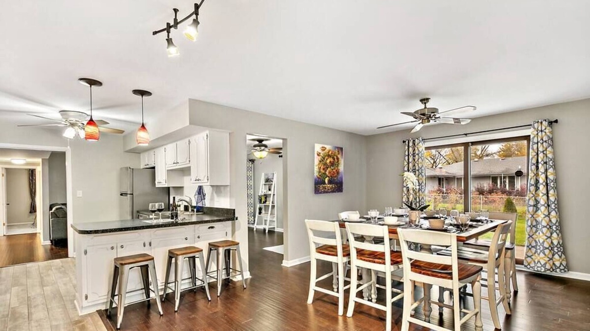 Hoffman Estates House | Schaumburg Family Home | Lovely & CLEAN with Fenced Yard!