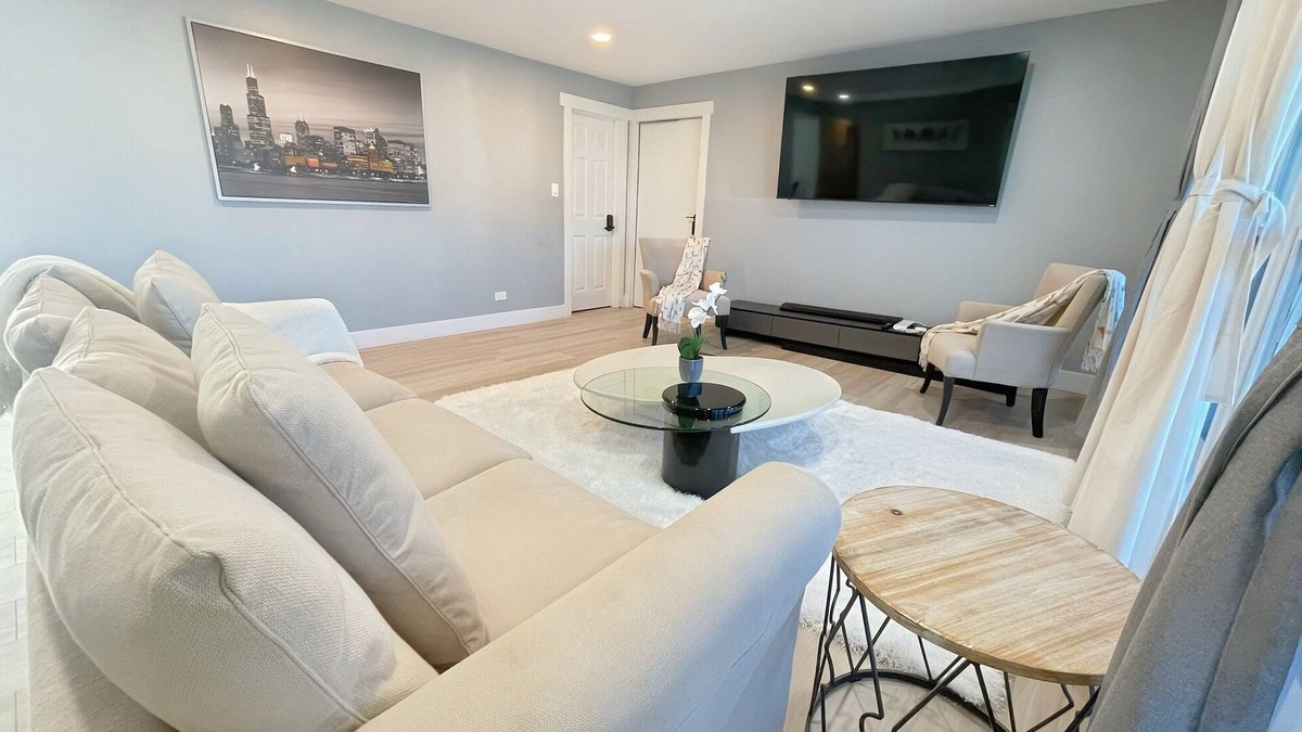 Forestview House | Schaumburg Modern 4BR Farmhouse w/Private Master & Sleeps 9. Families & groups