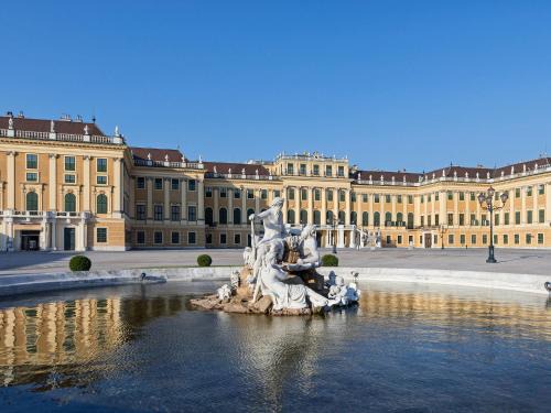 Schonbrunn Apartment | Schloß Schönbrunn Grand Suite