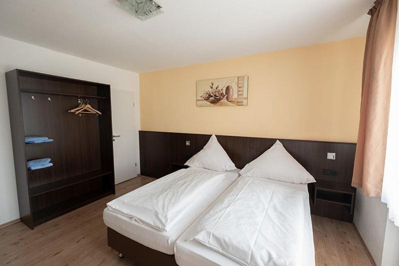 Rosbach vor der Hoehe House | Schnitzelhaus und Pension Stadt Rosbach